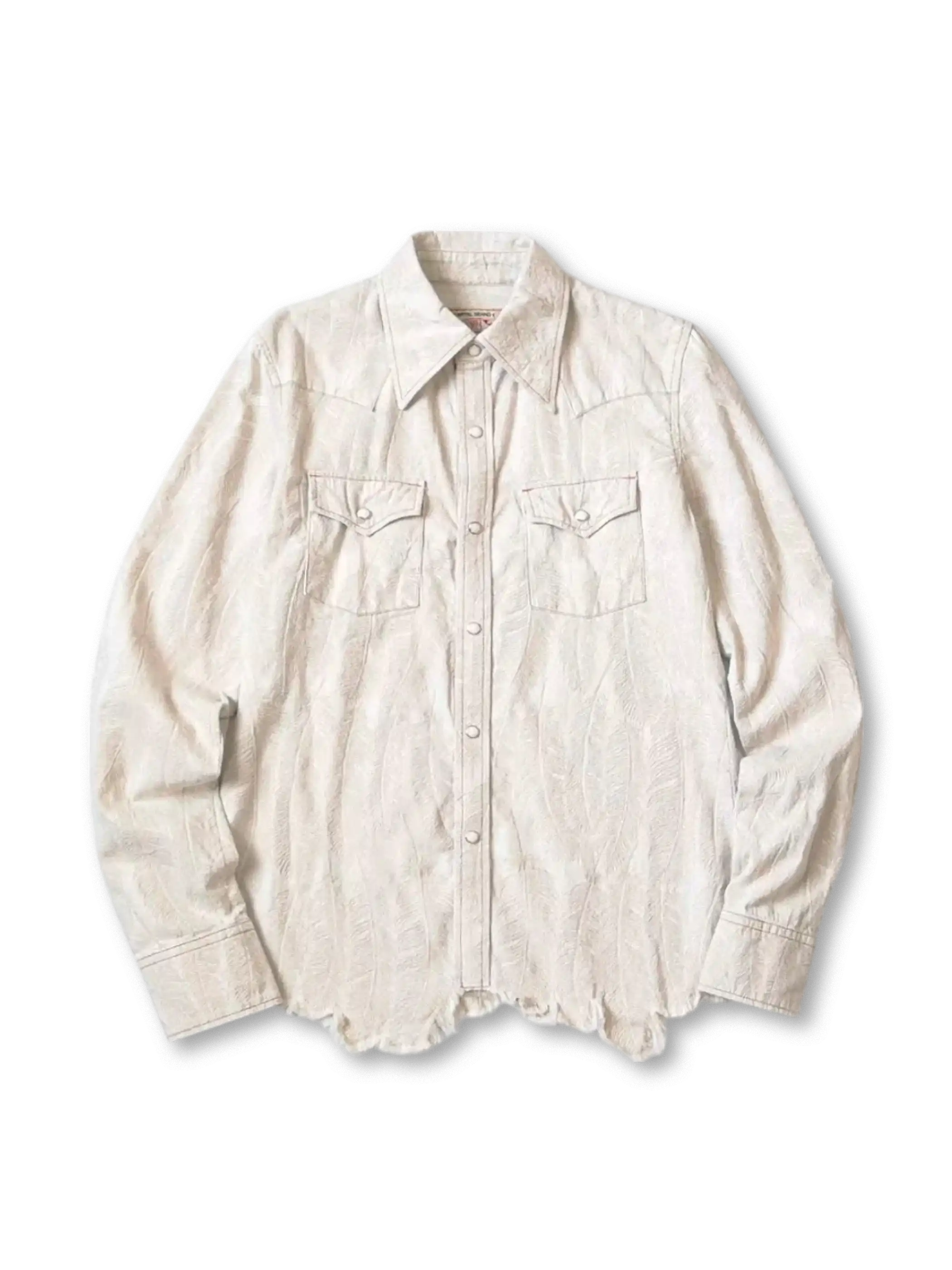 フェザー刺繍が特徴のホワイトデニムシャツ、洗い加工で柔らかく風合い豊かなルーズフィットデザイン