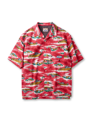 水面とボートをモチーフにした鮮やかな総柄プリントのオープンカラーシャツ