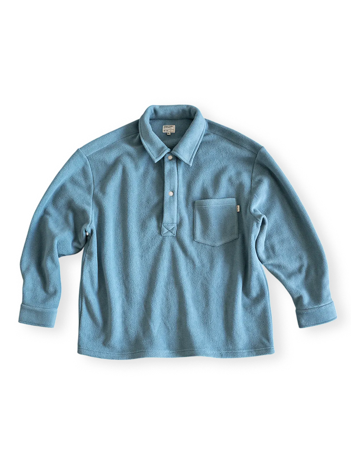 1970年代風ヴィンテージ感のあるフリースラグビーシャツ。スナップボタン付き胸ポケットと袖口が特徴。