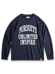 フロック加工ロゴと起毛素材が特徴の100%コットン長袖Tシャツ。ドロップショルダーでルーズフィット。