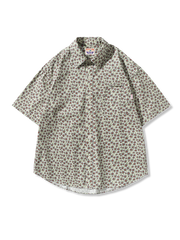 花柄コットンキューバシャツ、淡緑基調、ルーズフィット、アーチ裾、通気性良好