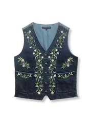 花柄刺繍が映えるウォッシュドデニムベスト。