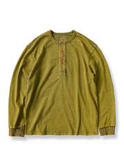 花柄刺繍が施されたヘンリーネックの長袖Tシャツ。