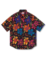 花の世界柄アロハシャツ、黒ベース、鮮やかな花柄、ルーズフィット、通気性の良いポリエステル素材