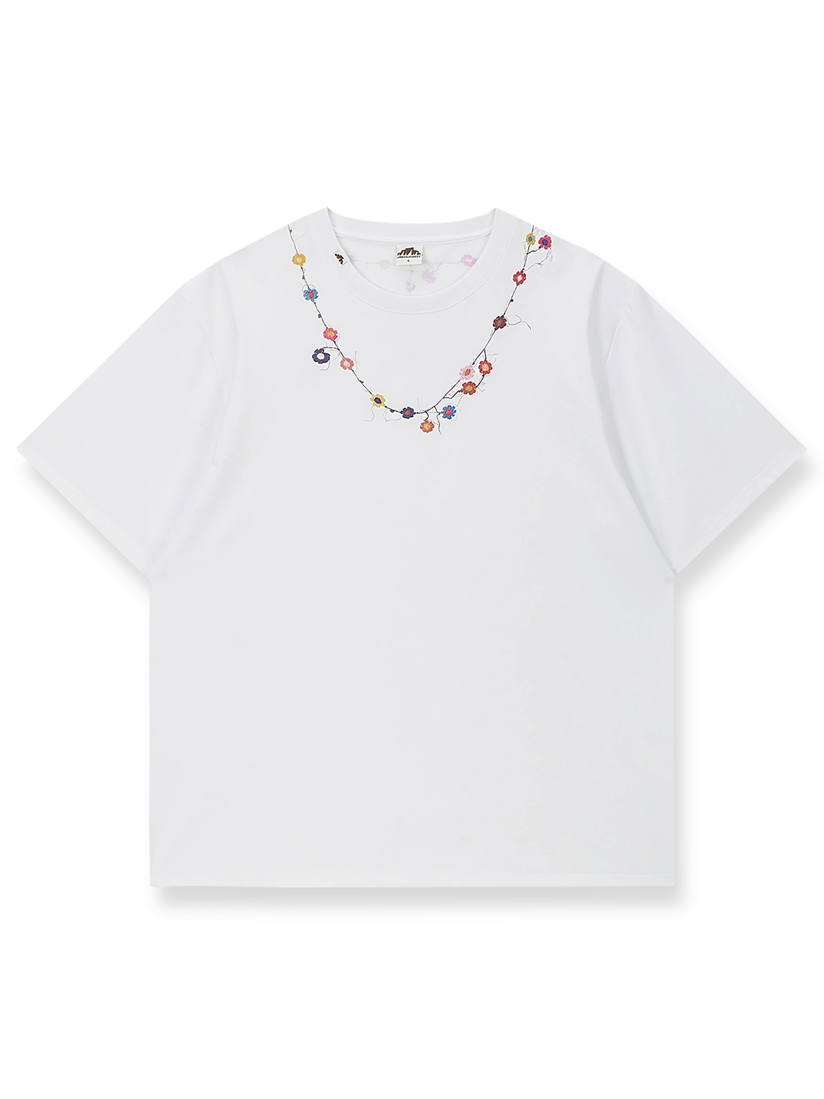 花蕾模様の民族風刺繍が映えるオーガニックコットン混Tシャツ。