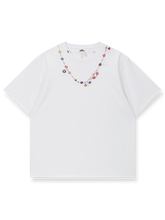 花蕾模様の民族風刺繍が映えるオーガニックコットン混Tシャツ。