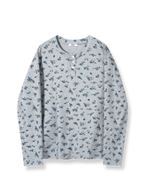 花柄プリントとヘンリーネックが特徴の長袖Tシャツ