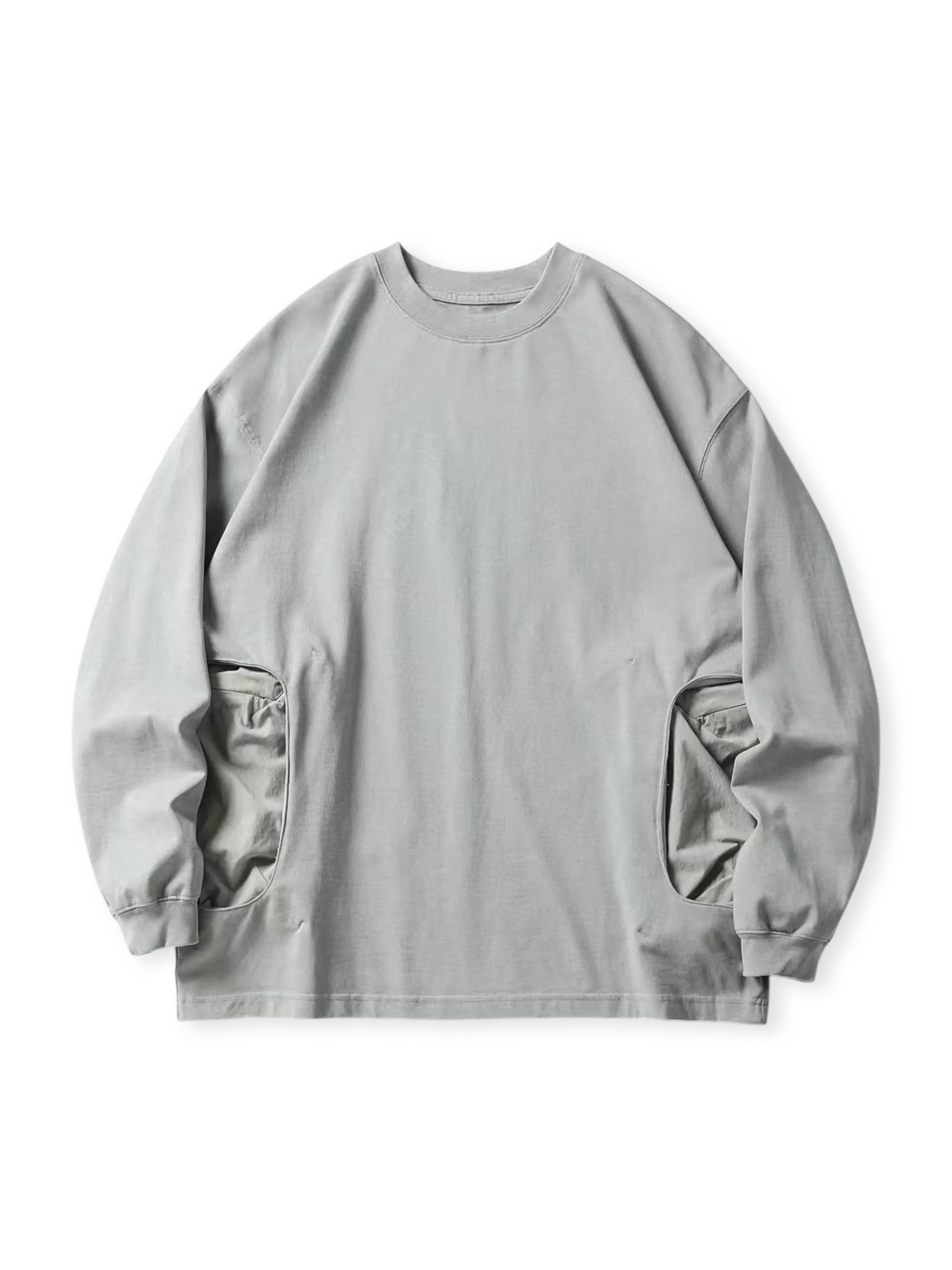 20世紀中期のアメリカンワークウェア風、胸とウエストに大容量スプライスポケット付きのTシャツ。ルーズフィットで動きやすい。