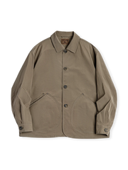 60年代クラシックフレンチジャケット着想の斜め挿しポケット付き軽量ジャケット。翻毛皮ラベルと牛角ボタン使用。