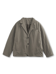 撥水加工と多機能ポケットが特徴のルーズフィットナイロンジャケット