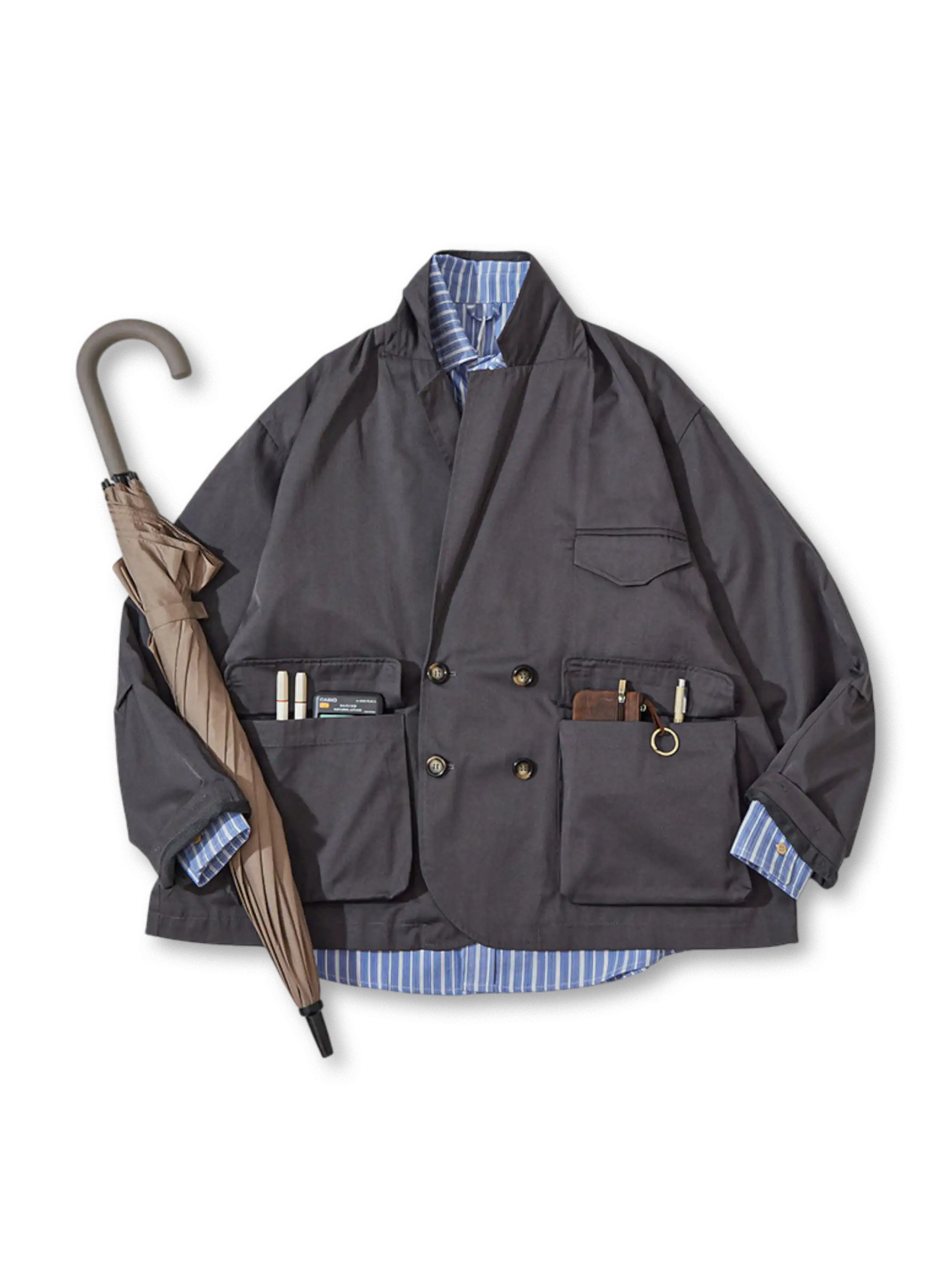 多用途ポケットと撥水リップストップ素材が特徴のテーラードジャケット
