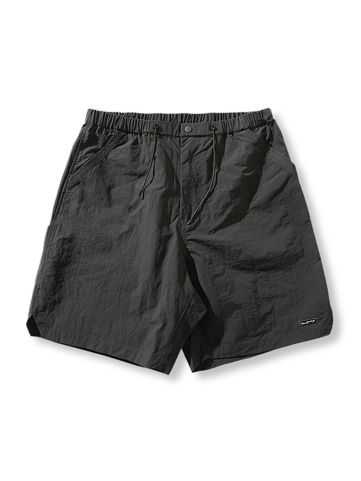 軽量ナイロン素材で速乾性に優れたアウトドア向けスポーツショーツ