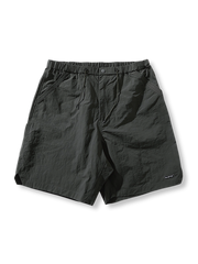 軽量ナイロン素材で速乾性に優れたアウトドア向けスポーツショーツ