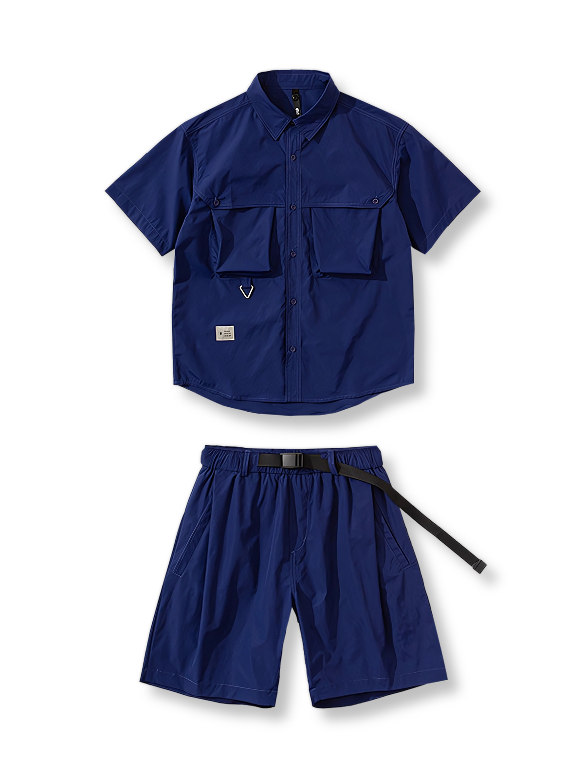 半袖シャツとショーツがセットになった機能性ワークスタイルセットアップ。