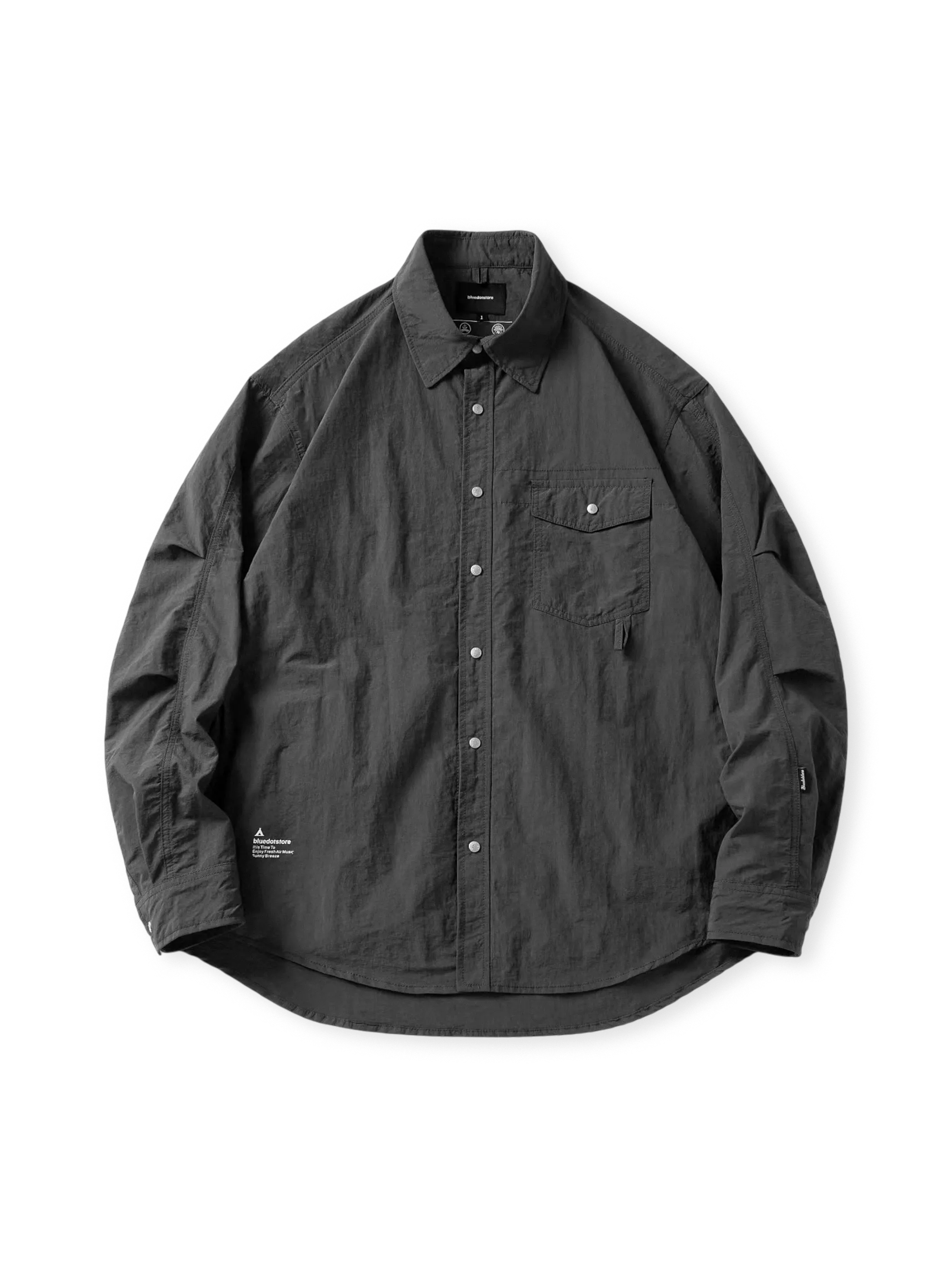 防撥水・速乾性の100%ポリエステル製機能ワークシャツ。オーバーサイズの落肩カットと多機能ポケットが特徴。