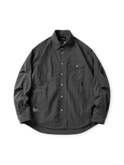 防撥水・速乾性の100%ポリエステル製機能ワークシャツ。オーバーサイズの落肩カットと多機能ポケットが特徴。