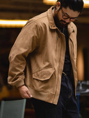 詳細画像:YKKジッパーと真鍮パーツのディテール。耐久性と高級感を兼ね備えたディテール。
モデル画像:モデルが着用したG01ミリタリーフェイクスエードジャケットの全身コーディネート。力強さと優雅さを兼ね備えたスタイル。