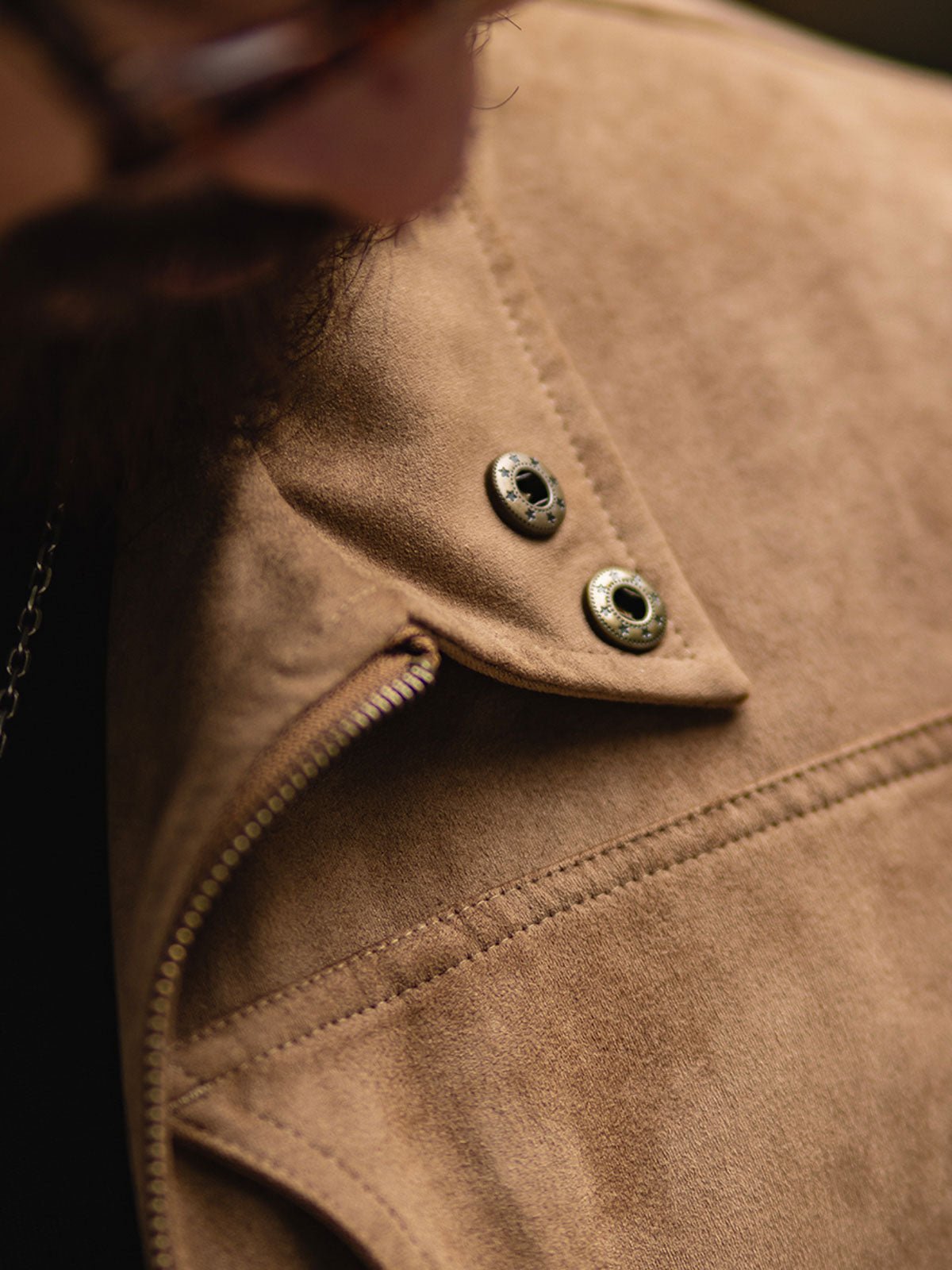 製品画像:G01ミリタリーフェイクスエードヴィンテージジャケット正面展示。ヴィンテージ感漂うデザインが特徴。
詳細画像:YKKジッパーと真鍮パーツのディテール。耐久性と高級感を兼ね備えたディテール。