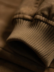 製品画像:G01ミリタリーフェイクスエードヴィンテージジャケット正面展示。ヴィンテージ感漂うデザインが特徴。
詳細画像:YKKジッパーと真鍮パーツのディテール。耐久性と高級感を兼ね備えたディテール。