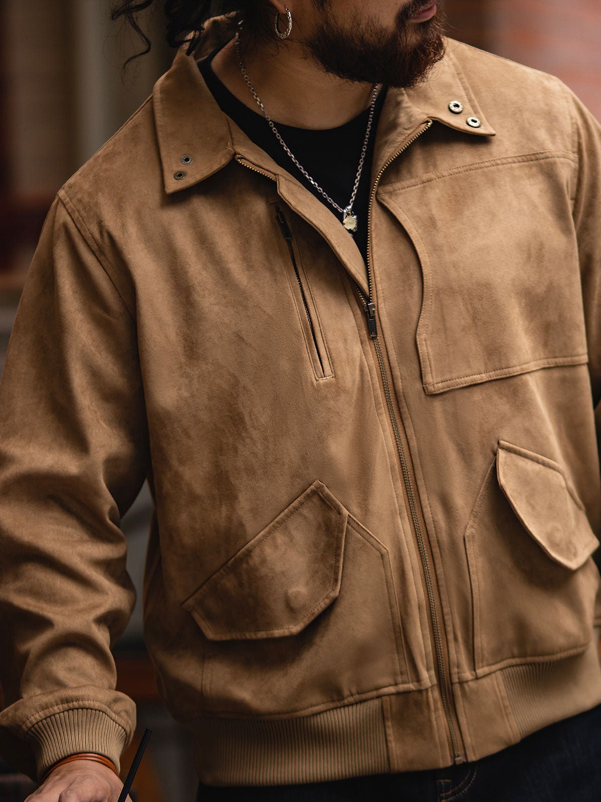 詳細画像:YKKジッパーと真鍮パーツのディテール。耐久性と高級感を兼ね備えたディテール。
モデル画像:モデルが着用したG01ミリタリーフェイクスエードジャケットの全身コーディネート。力強さと優雅さを兼ね備えたスタイル。