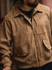 詳細画像:YKKジッパーと真鍮パーツのディテール。耐久性と高級感を兼ね備えたディテール。
モデル画像:モデルが着用したG01ミリタリーフェイクスエードジャケットの全身コーディネート。力強さと優雅さを兼ね備えたスタイル。