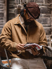 詳細画像:YKKジッパーと真鍮パーツのディテール。耐久性と高級感を兼ね備えたディテール。
モデル画像:モデルが着用したG01ミリタリーフェイクスエードジャケットの全身コーディネート。力強さと優雅さを兼ね備えたスタイル。