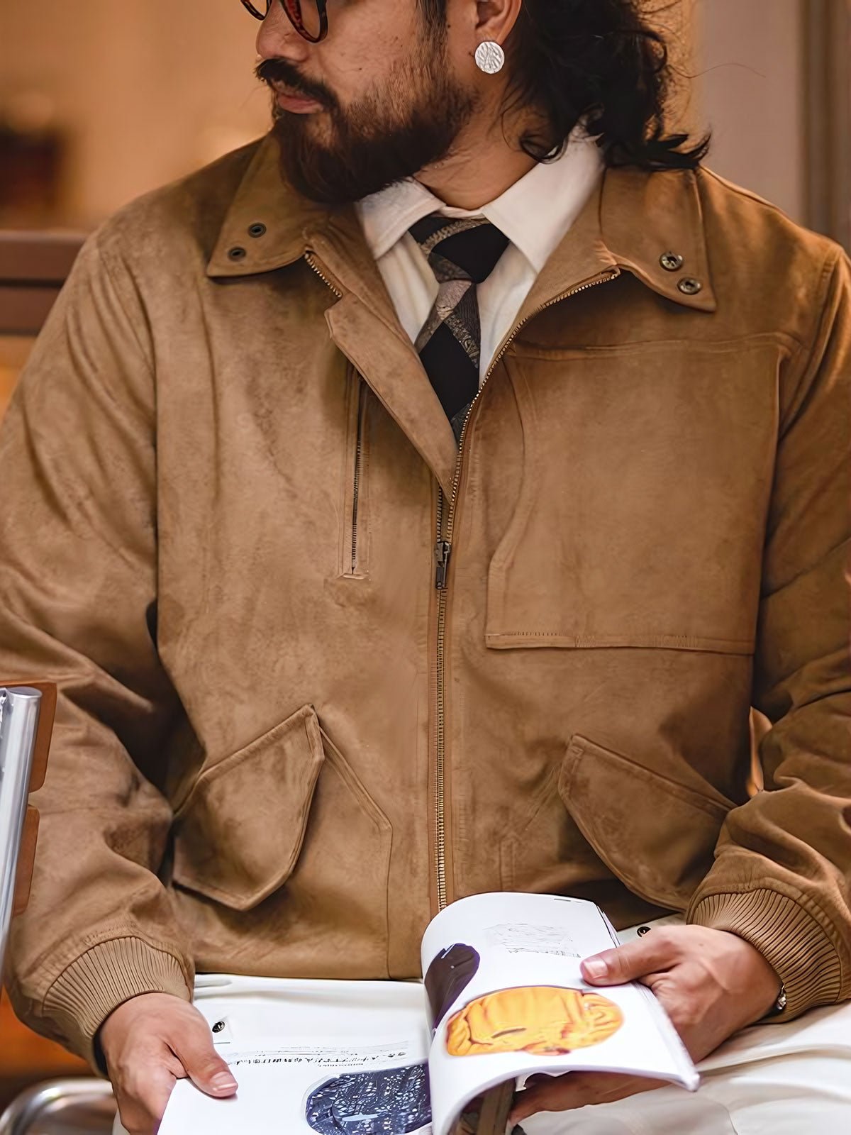 製品画像:G01ミリタリーフェイクスエードヴィンテージジャケット正面展示。ヴィンテージ感漂うデザインが特徴。
詳細画像:YKKジッパーと真鍮パーツのディテール。耐久性と高級感を兼ね備えたディテール。