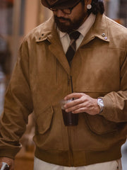 詳細画像:YKKジッパーと真鍮パーツのディテール。耐久性と高級感を兼ね備えたディテール。
モデル画像:モデルが着用したG01ミリタリーフェイクスエードジャケットの全身コーディネート。力強さと優雅さを兼ね備えたスタイル。