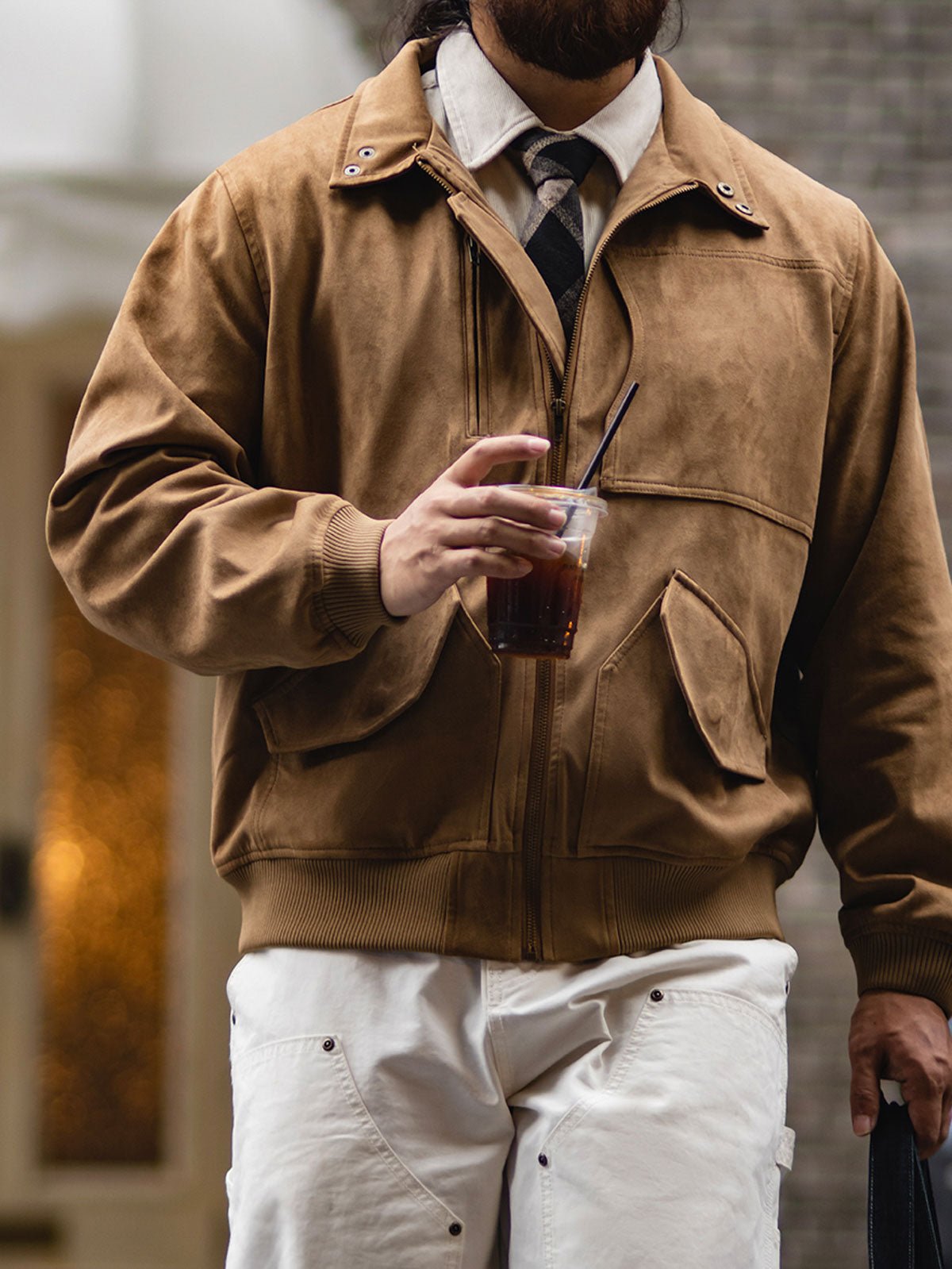 詳細画像:YKKジッパーと真鍮パーツのディテール。耐久性と高級感を兼ね備えたディテール。
モデル画像:モデルが着用したG01ミリタリーフェイクスエードジャケットの全身コーディネート。力強さと優雅さを兼ね備えたスタイル。