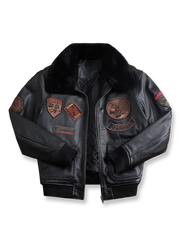 ムートン襟とワッペンが際立つ本革フライトジャケット。