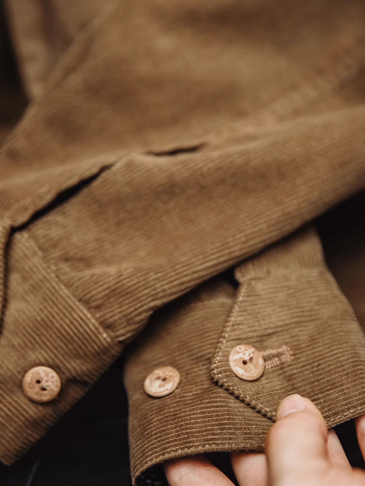 立て襟とスラントポケットのデザイン詳細画像