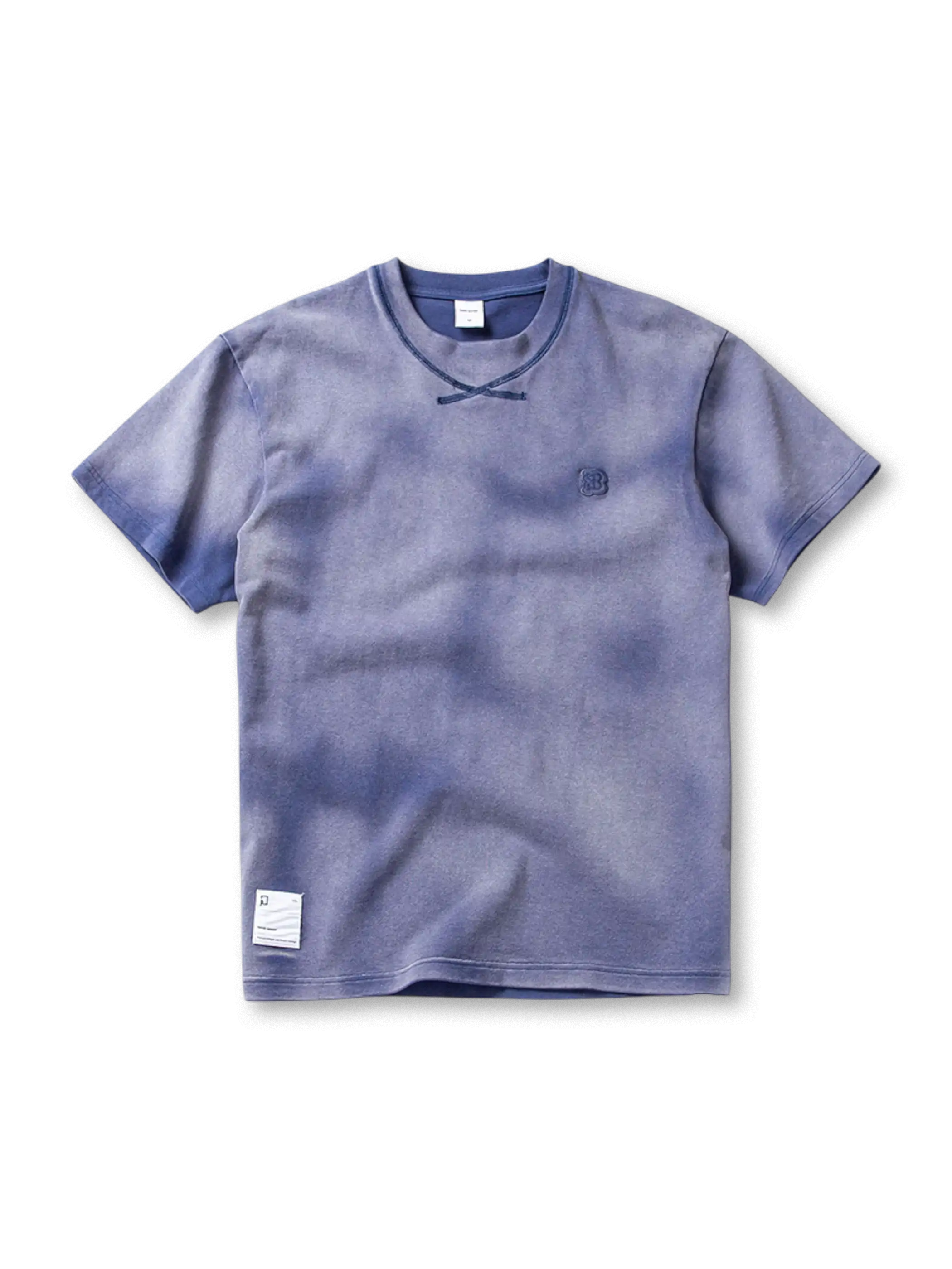 ガーメントダイと独特のウォッシュ加工が特徴のルーズフィットクルーネックTシャツ。柔らかくカジュアル。