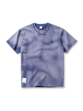 ガーメントダイと独特のウォッシュ加工が特徴のルーズフィットクルーネックTシャツ。柔らかくカジュアル。