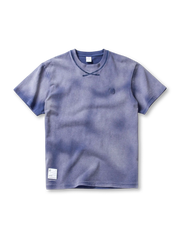 ガーメントダイと独特のウォッシュ加工が特徴のルーズフィットクルーネックTシャツ。柔らかくカジュアル。