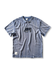 製品染めとパッチ刺繍が特徴のルーズフィットヴィンテージTシャツ。多彩なカラー展開で着回しやすい一枚。