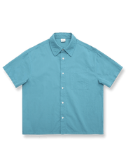 ガーメント洗い加工が施されたクロップド丈の半袖シャツ