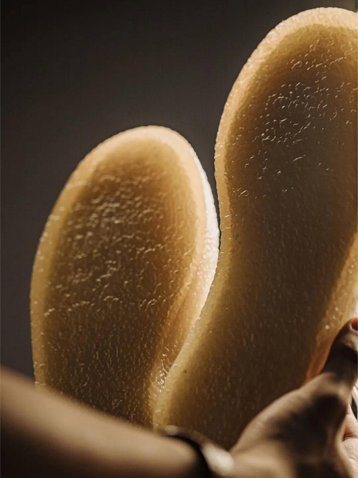 GATスニーカーの山字型デザインとスウェードレザーのパッチワークディテール。