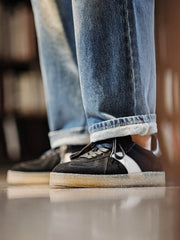 モデルがGATドイツ軍トレーニングシューズを着用し、カジュアルパンツと組み合わせている様子。