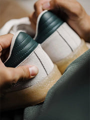 GATスニーカーの山字型デザインとスウェードレザーのパッチワークディテール。