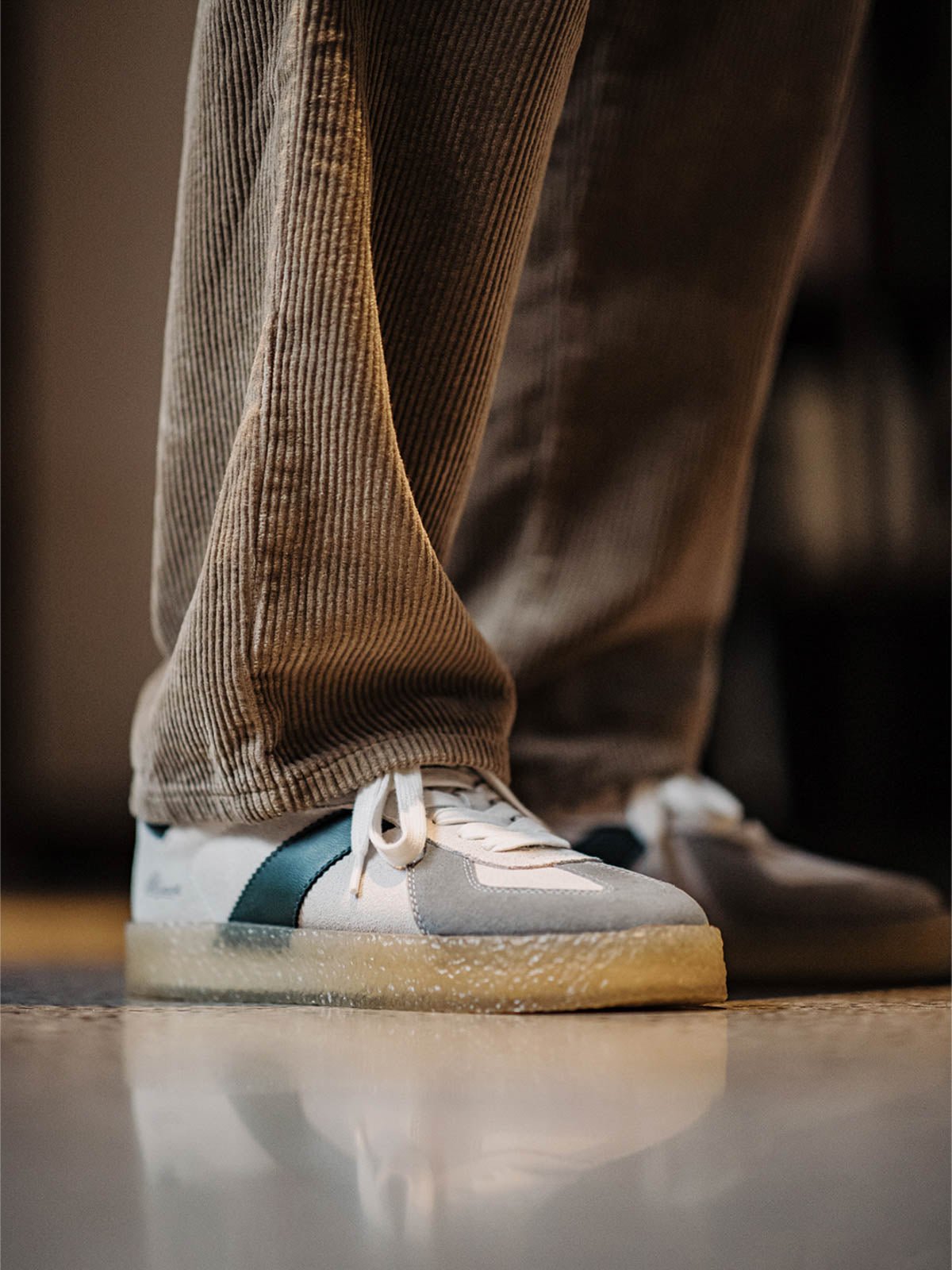 モデルがGATドイツ軍トレーニングシューズを着用し、カジュアルパンツと組み合わせている様子。