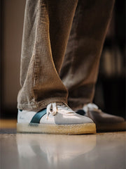 モデルがGATドイツ軍トレーニングシューズを着用し、カジュアルパンツと組み合わせている様子。