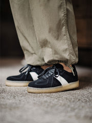 モデルがGATドイツ軍トレーニングシューズを着用し、カジュアルパンツと組み合わせている様子。