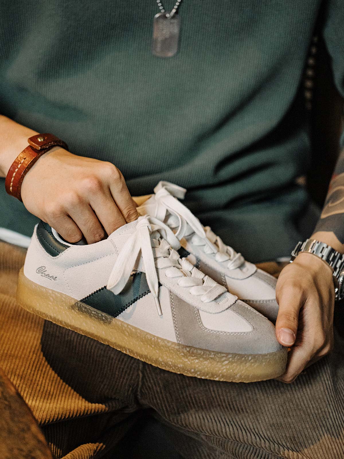 モデルがGATドイツ軍トレーニングシューズを着用し、カジュアルパンツと組み合わせている様子。