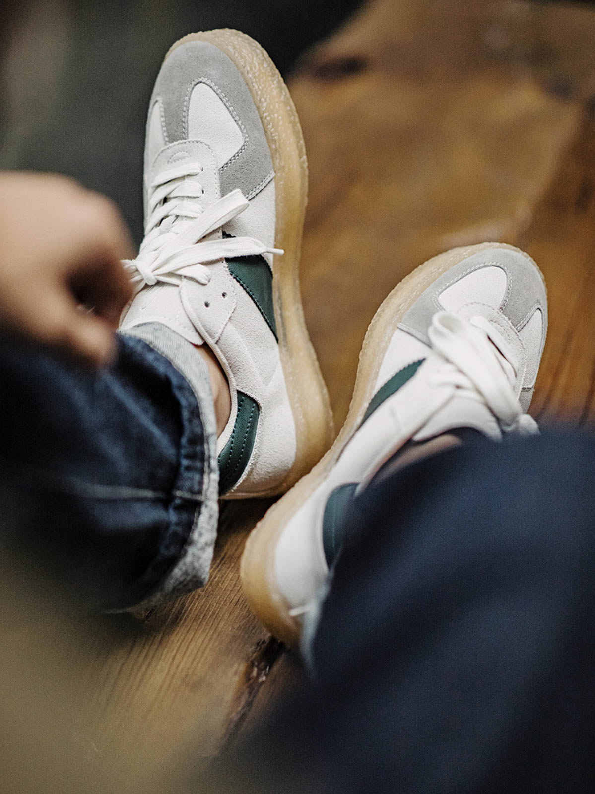 GATスニーカーの山字型デザインとスウェードレザーのパッチワークディテール。