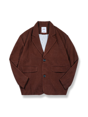 深い栗色のベルベット素材が特徴のリラックスフィットテーラードジャケット。
