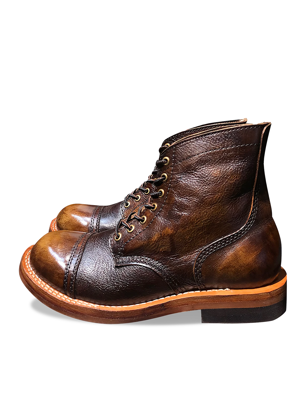 カラーラビング技術による深みのある色調と植物タンニン鞣し牛革使用の本革バイカーブーツ