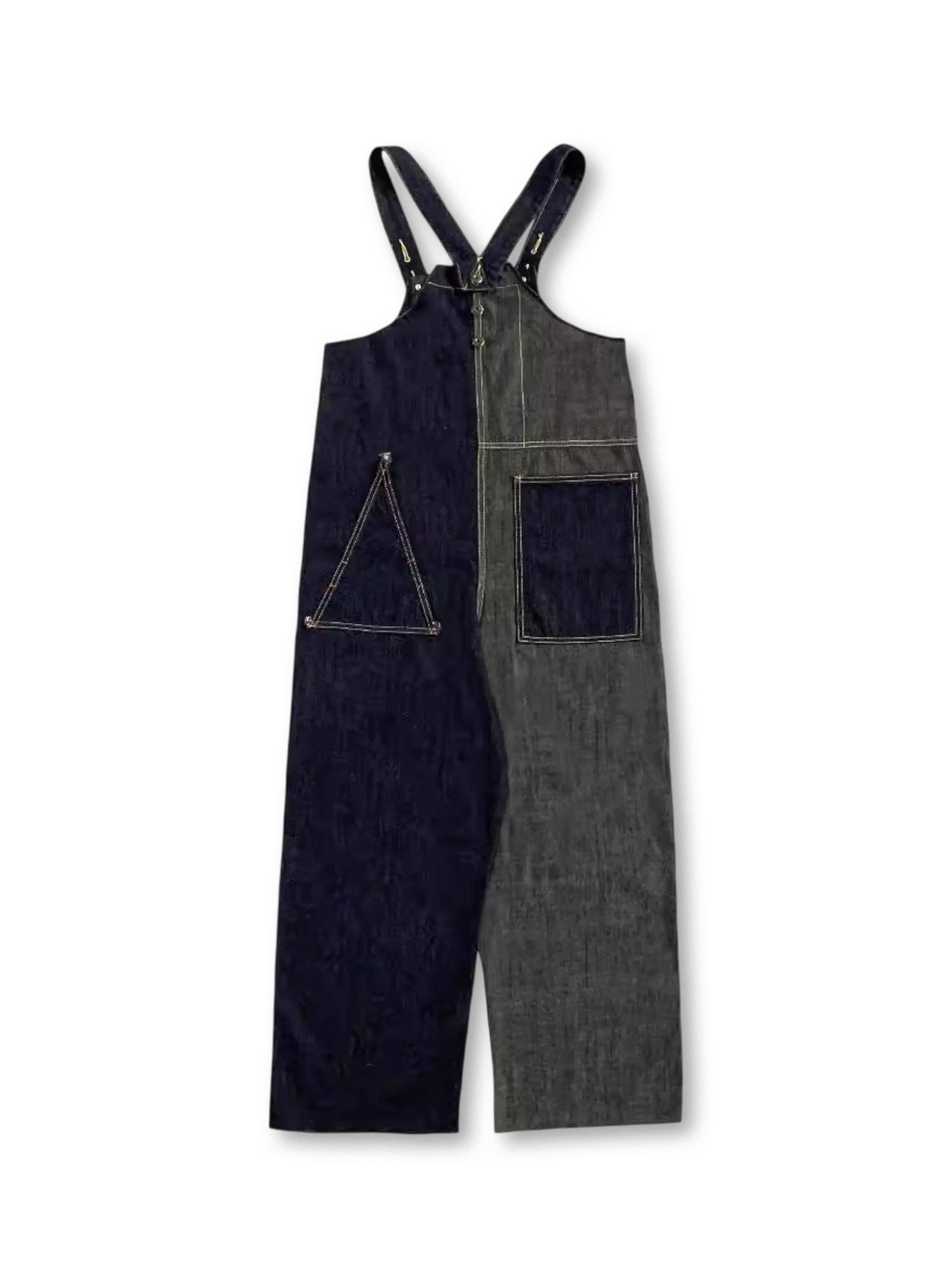 左右パネルの色落ちと幾何学ポケットを強調したジオメトリックパッチワークワイドデニムオーバーオールの全身ビュー。