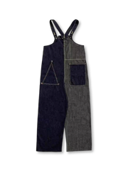 左右パネルの色落ちと幾何学ポケットを強調したジオメトリックパッチワークワイドデニムオーバーオールの全身ビュー。