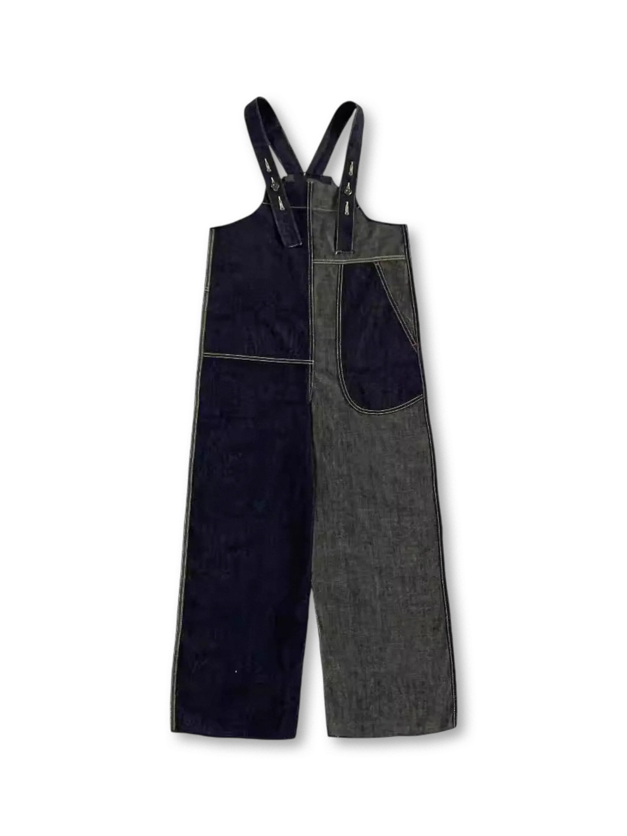 左右パネルの色落ちと幾何学ポケットを強調したジオメトリックパッチワークワイドデニムオーバーオールの全身ビュー。