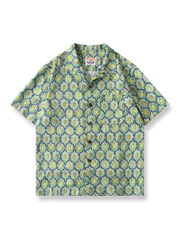 幾何学柄プリントと開襟デザインが特徴のレーヨン混紡アロハシャツ